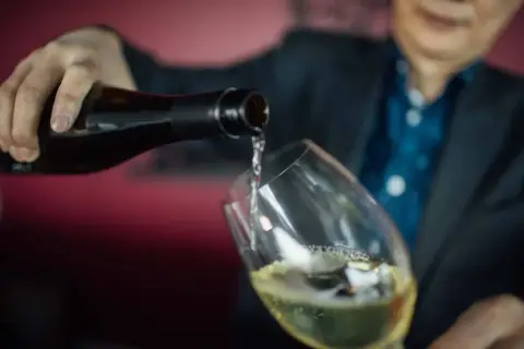 pour-white-wine.jpg