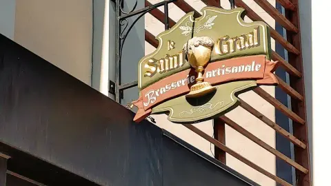 The Saint-Graal brasserie artisanale sign in Sainte-Thérèse