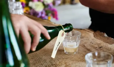 Choinière cider being poured into a tasting glass