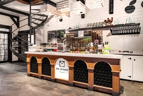 The tasting counter at Cidrerie du Minot