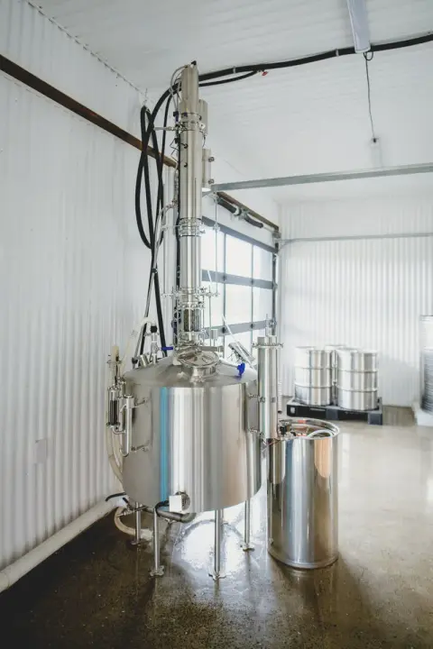 Alambic et barils de vieillissement à la distillerie La Vallée Bleue à Val-Alain au Québec