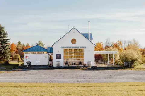 The Domaine Héritage farm shop building in Frelighsburg