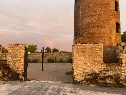 Stone walls and old silo around the patio at Hernder Estate Wines