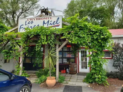 Front of the Hydromellerie Les Saules shop in Shefford