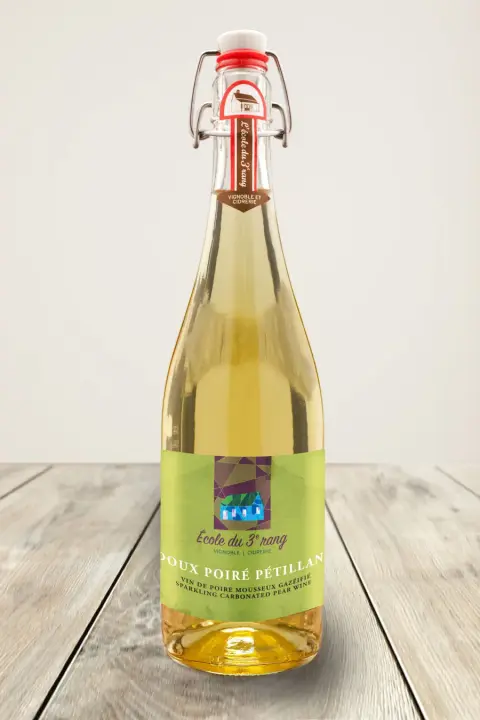 A bottle of Le Doux Poiré Pétillant, a sparkling perry from Saint-Joachim-de-Shefford pears