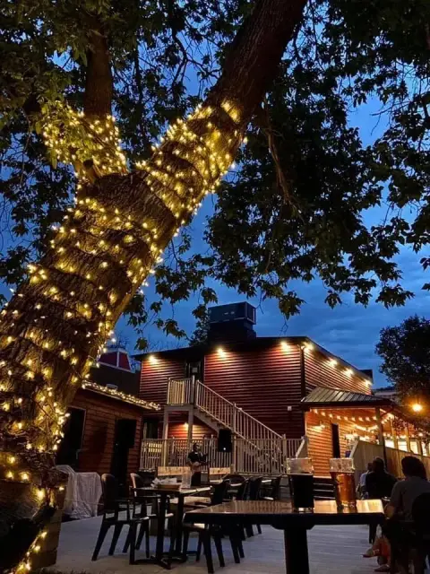 The wooded back-yard terrace at L'Albatros in Mascouche