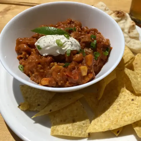 Plat de chili par le chef Jean-Gabriel Martin, servi à la microbrasserie L'ardoise