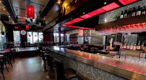 The long bar and draft taps inside Le Cheval Blanc on rue Ontario Est