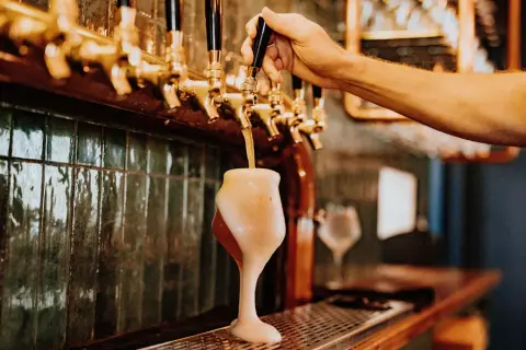Draft beer being poured at the Microbrasserie Etchemin bar