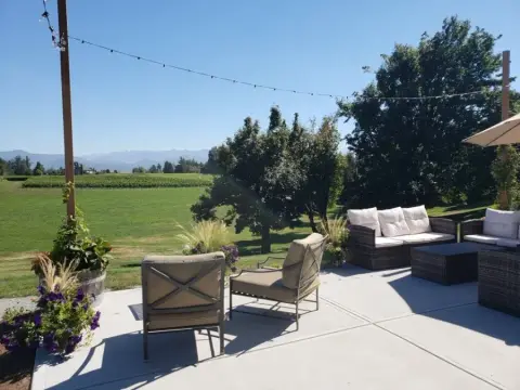 The patio at Mt. Lehman Winery