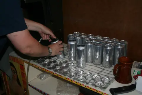 Filling and seaming cans at Strathlorne House Brewing