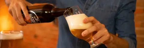 La Fin du Monde being poured from a bottle into a glass