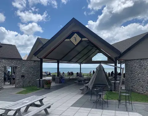 The lakeside patio at Viewpointe Estate Winery